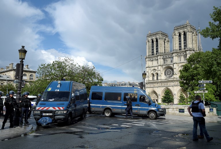 Les environs de Notre-Dame de Paris bouclés par la police française après une attaque terroriste, le 6 juin 2017. (Crédit : Bertrand Guay/AFP)