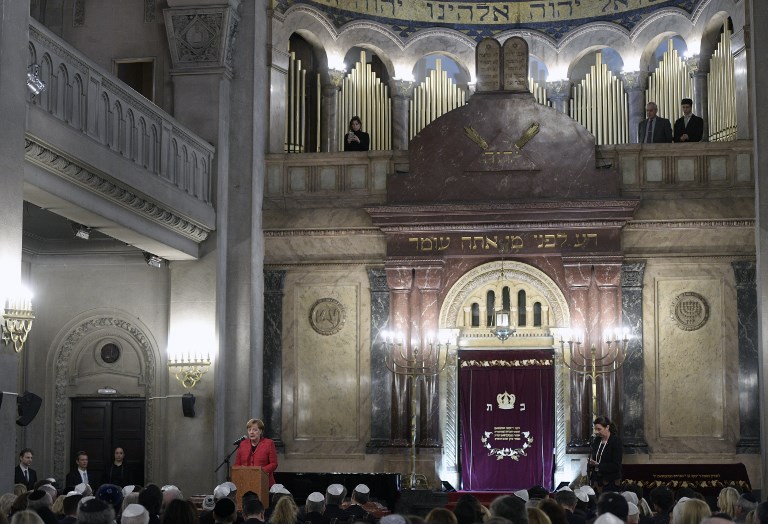 La chancelière allemande Angela Merkel lors d'une visite à la synagogue Templo Libertad à Buenos Aires, Argentine, le 8 juin 2017 (Crédit : Juan Mabromata / AFP)