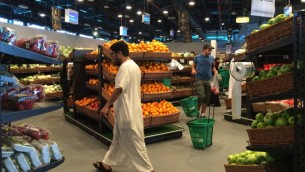 Des clients au marché al-Meera de Doha, la capitale du Qatar, le 10 juin 2017. (Crédit : AFP/STRINGER)