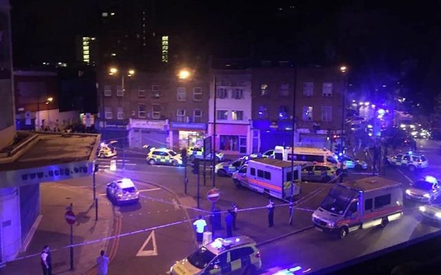 La police et les secours sur les lieux d'une attaque terroriste à Finsbury Park, à Londres, le 19 juin 2017. (Crédit : Chloe Jihyeon Lee/AFP)