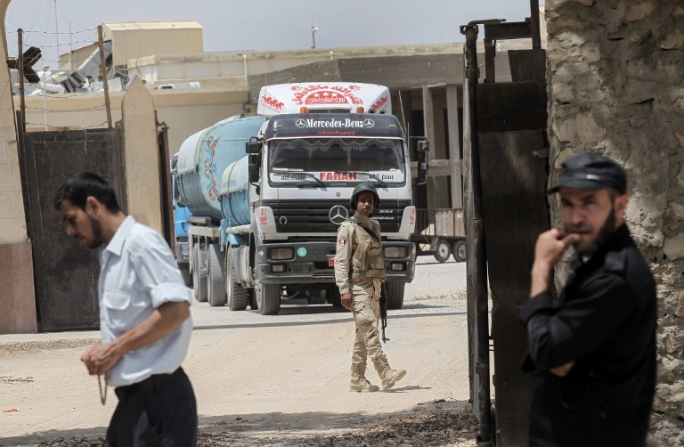 Des camions égyptiens apportent du carburant dans la bande de Gaza par le terminal de Rafah, le 21 juin 2017. (Crédit : Saïd Khatib/AFP)