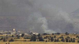 Le plateau du Golan syrien enfumé après des frappes pendant la guerre civile qui déchire le pays, vu du côté israélien de la frontière, le 24 juin 2017. (Crédit : Jalaa Marey/AFP)
