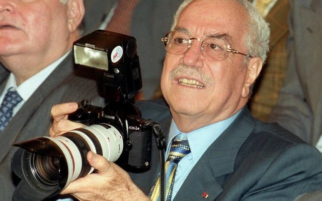Archives : l'ancien ministre de la Défense syrien tient l'appareil photo d'un journaliste de l'AFP durant un conférence au Arab Culture Club à Damas, le 19 novembre 2000.  (Crédit : AFP PHOTO / Louai Beshara)