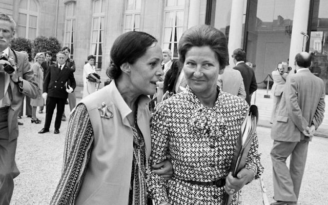 Simone Veil, ministre de la Santé, à droite, et Alice Saunier-Seite, secrétaire d'Etat aux Universités, devant l'Elysée, à Paris, le 10 août 1977. (Crédit : AFP)