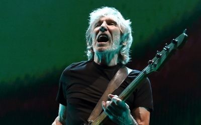 Roger Waters en concert au Staples Center de Los Angeles, le 20 juin 2017. (Crédit : Kevin Winter/Getty Images/AFP)