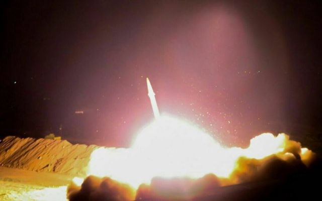 Missile balistique lancé par l'Iran contre des cibles de l'Etat islamique dans l'est de la Syrie, le 18 juin 2017. (Crédit : Gardiens de la révolution)
