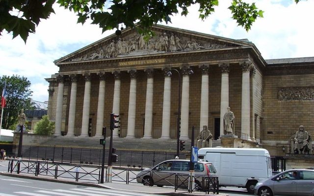 Le palais Bourbon, siège de l'Assemblée nationale française. (Crédit : Luctor/Domaine public/WikiCommons)