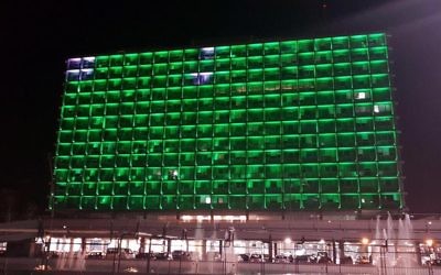 La mairie de Tel Aviv illuminée de vert pour protester contre la décision américaine de se retirer des accords de Paris sur le climat, le 4 juin 2017. (Crédit : Ron Huldai via Facebook)