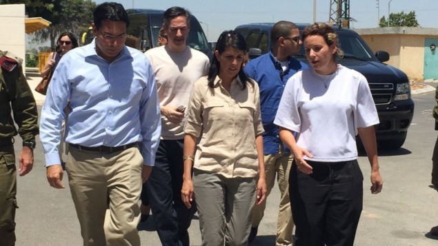 Nikki Haley, au centre, au kibbout Nahal Oz près de la frontière avec la bande de Gaza, accompagné par l'ambassadeur d'Israël à l'ONU Danny Danon, et le résident local Yael Raz-Lachyani, le 8 juin 2017. (Crédit : autorisation The Israel Project)