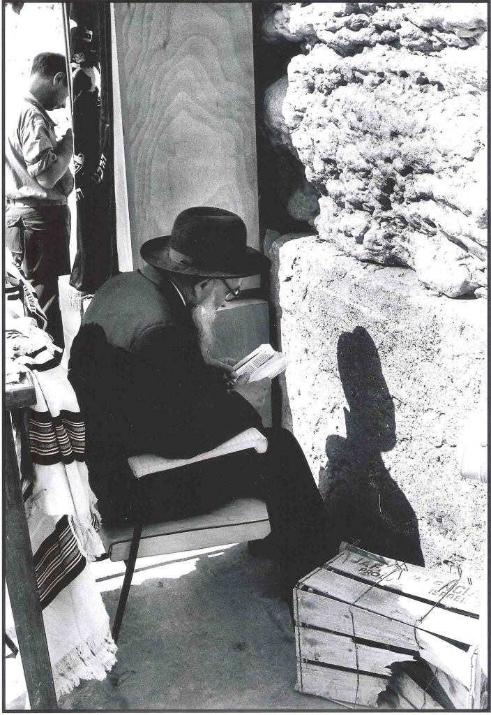 Le mur Occidental, en juin 1967. Jacques Héripret nous a confié : « A l’aube de ce matin-là, un vieil homme s’est approché, tirant une chaise trouvée je ne sais où. Près du Mur, il s’est assis et a commencé sa prière. » (Crédit : Jacques Héripret) 