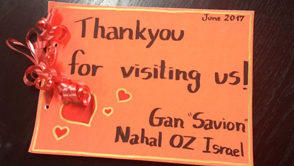Un carnet de dessins d'enfants donnés à l'ambassadeur des États-Unis à l'ONU Nikki Haley lors de sa visite au kibboutz Nahal Oz, le 8 juin 2017 (Crédit : Autorisation)