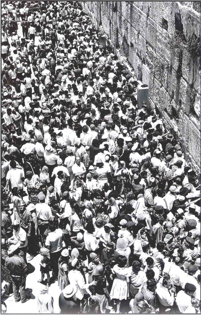 Le mur Occidental, en juin 1967. Jacques Héripret : « Ils furent trois, cinq, vingt, bientôt cinquante. Certains faisaient une ronde et dansaient. C’était la liesse. Ils venaient de partout par milliers. » (Crédit : Jacques Héripret) 