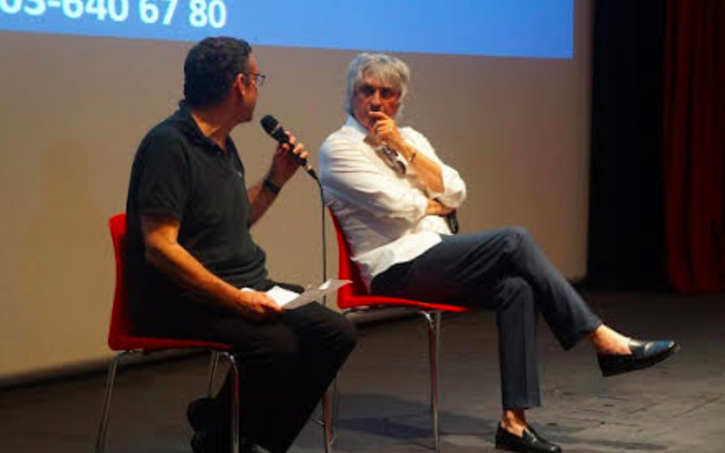 Alain Goldman répond aux questions des spectateurs  à l'issue de la projection du film "HHhH" à Tel Aviv, en juin 2017. (Crédit : Camille Goldman)