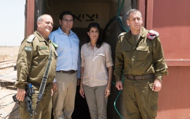 L'ambassadrice des États-Unis à l'ONU Nikki Haley avec l'envoyé israélien auprès de l'ONU, Danny Danon (à sa gauche) et le chef d'état-major adjoint de l'armée israélienne, le général Aviv Kochavi (à droite de Danon), le 8 juin 2017 (Crédit  : armée israélienne)