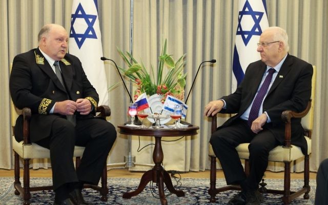 Le président Reuven Rivlin, à droite, avec l'ambassadeur russe en Israël, Alexander Shein, à la résidence présidentielle de Jérusalem, le 9 novembre 2015. (Crédit : Issac Harari/Flash90)