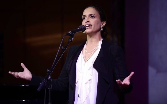 La chanteuse Achinoam Nini durant une cérémonie en mémoire de Yossi Sarid, le 12 janvier 2016. (Crédit :  Tomer Neuberg/Flash90)