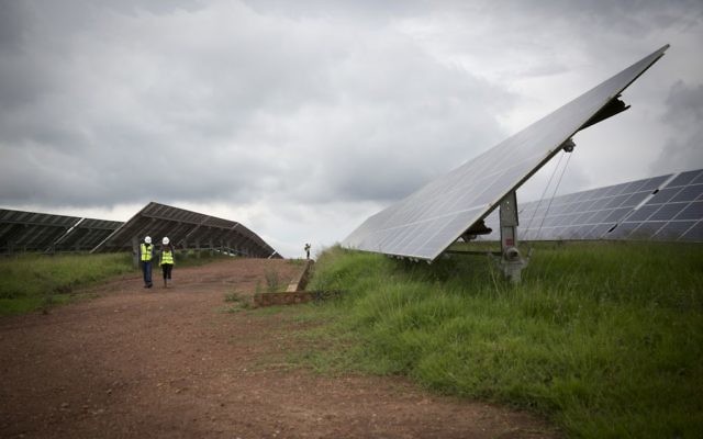 Le champ solaire du Rwanda, photographié le 17 février 2017, compte 28 360 panneaux qui produisent 7,8 mégawatts d’électricité à plein régime, soit 5 % du budget total du Rwanda en énergie. (Crédit : Melanie Lidman/Times of Israel)