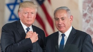Le président américain Donald Trump, à gauche, et le Premier ministre Benjamin Netanyahu se serrent les mains au Musée d'Israël à Jérusalem avant le départ de Trump, le 23 mai 2017 (Crédit : Yonatan Sindel / Flash90)