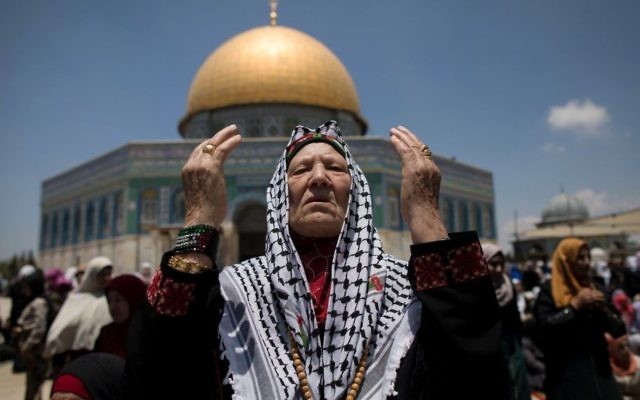 Des milliers de musulmans font la prière le premier vendredi du mois sacré du Ramadan à la mosquée Al Aqsa, à Jérusalem, le 2 juin  (Crédit : Afif H. Amireh/Flash90)