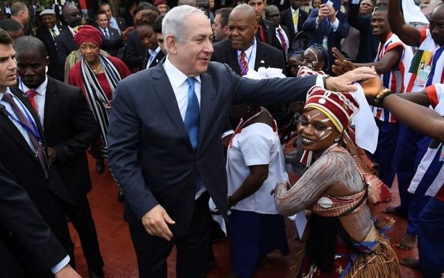 Le Premier ministre Benjamin Netanyahu à son arrivée à l'aéroport de Monrovia, la capitale du Liberia, le 4 juin 2017. (Crédit : Kobi Gideon/GPO/Flash90)