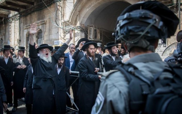 Affrontement entre policiers israéliens et Juifs ultra-orthodoxes pendant une opération d'arrestation d'assaillants de soldats ultra-orthodoxes dans le quartier Mea Shearim de Jérusalem, le 4 juin 2017. (Crédit : Yonatan Sindel/Flash90)