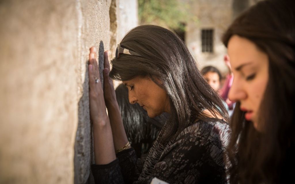 L'ambassadrice des États-Unis à l'ONU, Nikki Haley, visite le mur Occidental dans la Vieille Ville de Jérusalem, lors de sa visite en Israël, le 7 juin 2017. (Hadas Parush/Flash90)