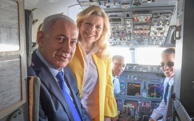 Le Premier ministre Benjamin Netanyahu et son épouse Sara avec Nechama Spiegel Novak, à droite, femme pilote, avant le décollage, à l'aéroport international Ben Gurion, le 14 juin 2017. (Crédit : Amos Ben Gershom/GPO)