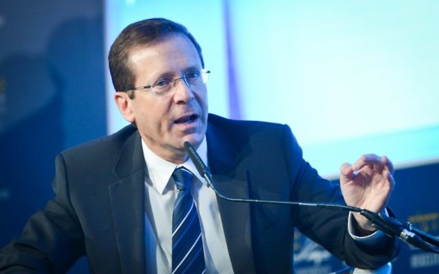 Isaac Herzog, chef de l'opposition et député de l'Union sioniste, pendant la Conférence de Herzliya, le 22 juin 2017. (Crédit : Flash90)