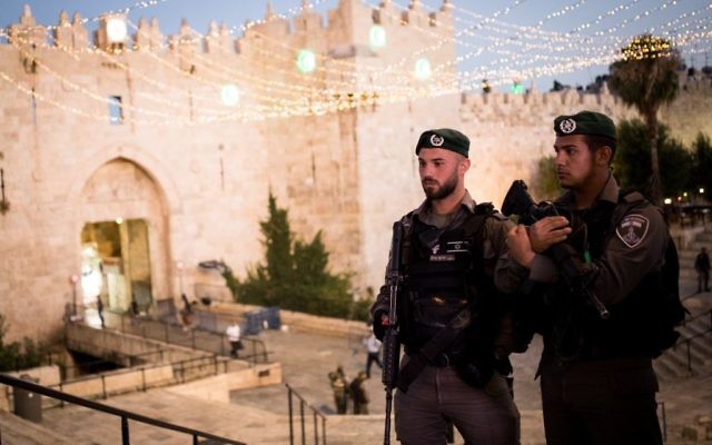 Les forces de sécurité israéliennes en train de garder les abords de la porte de Damas dans la Vieille ville de Jérusalem le 22 juin 2017 (Crédit : Yonatan Sindel/Flash90)
