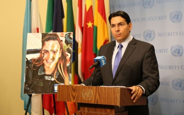 Danny Danon, ambassadeur d'Israël, devant une photographie de la garde-frontière Hadas Malka, assassinée dans un attentat palestinien le 16 juin 2017, au siège des Nations unies à New York, le 29 juin 2017. (Crédit : autorisation)