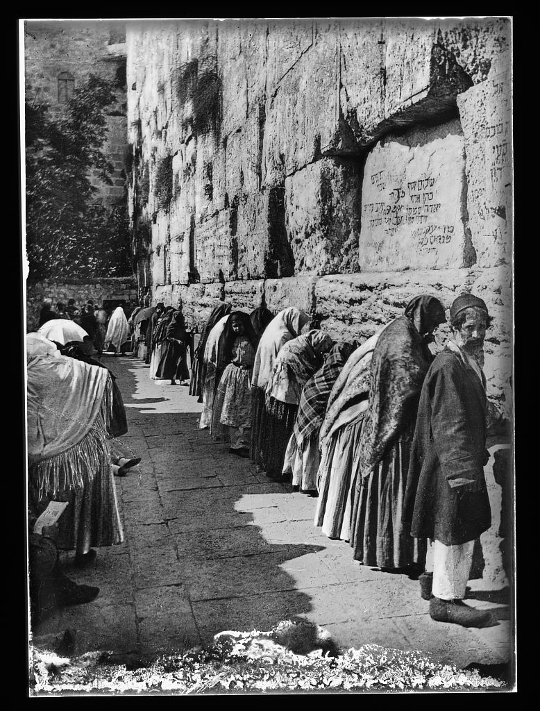 Des hommes et des femmes ensemble au mur Occidental entre 1900 et 1920 (Crédit : G. Eric and Edith Matson Photograph Collection/Librairie du Congrès) 