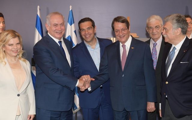Le Premier ministre Benjamin Netanyahu, son homologue grec Alexis Tsipras et le président chypriote Nikos Anastasiades, à Thessalonique, en Grèce, le 15 juin 2017. (Crédit : Amos Ben Gershom/GPO)