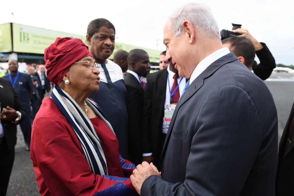 Le Premier ministre Benjamin Netanyahu accueilli à son arrivée au Liberia par la présidente, Ellen Johnson-Sirleaf, le 4 juin 2017. (Crédit : Kobi Gideon/GPO)