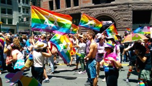 Participants à la Gay Pride de San Francisco avec un drapeau arc-en-ciel orné d'une étoile de David, le 30 juin 2014. Illustration. (Crédit : Wikimedia Commons/via JTA)
