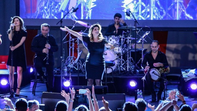 La chanteuse israélienne Sarit Hadad se produisant lors d'un événement marquant les cinquante ans depuis la réunification de Jérusalem organisée par la délégation israélienne aux Nations unies et tenue au siège de l'ONU à New York, le 27 juin 2017 (Crédit : Délégation de l'ONU israélienne / Mark Von Holden)