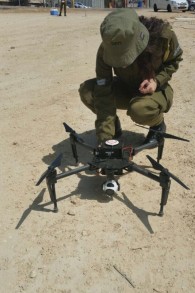Un soldat de l'unité des renseignements de combats de l'armée inspecte un nouveau drone acheté par les militaires pour les commandants de compagny. (Crédit : Capture d'écran/Unité des porte-paroles de l'armée israélienne)