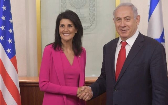 Nikki Haley, ambassadrice américaine aux Nations unies, avec le Premier ministre Benjamin Netanyahu, à Jérusalem, le 7 juin 2017. (Crédit : Amos Ben Gershom/GPO)