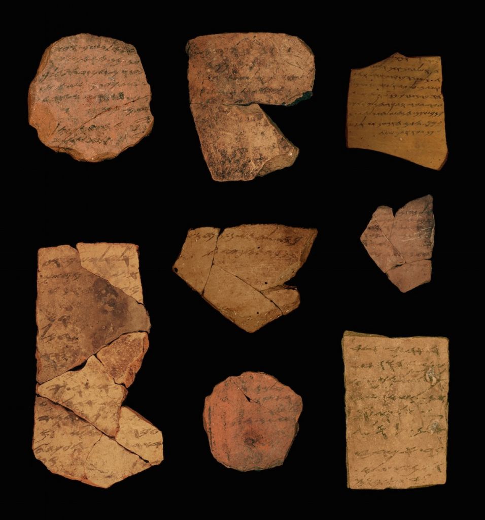 Des inscriptions en hébreu ancien remontant à 2 500 ans découvertes près d'Arad. (Crédit : Université de Tel Aviv / Michael Cordonsky, Autorité des antiquités d'Israël)