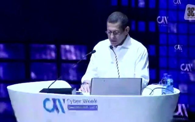 Nadav Argaman, directeur du Shin Bet, pendant la Cyber Week de Tel Aviv, le 27 juin 2017. (Crédit : capture d'écran NRG)