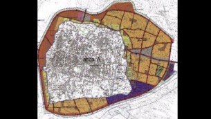 Une carte de la ville palestinienne de Qalqilya. La zone colorée représente le projet d'extension. (Crédit :autorisation du Conseil régional de Samarie)