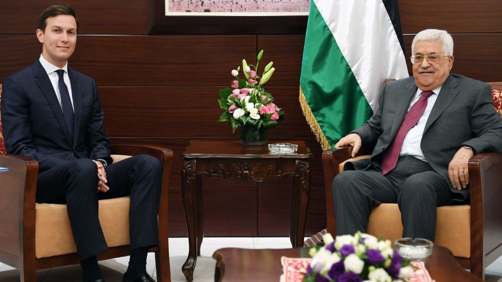 Jared Kushner, conseiller du président américain Donald Trump, avec Mahmoud Abbas, président de l'Autorité palestinienne, à Ramallah, le 21 juin 2017. (Crédit : bureau de presse de l'AP)