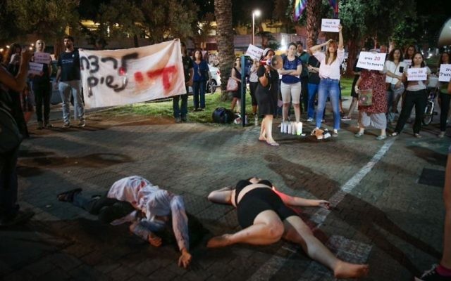 Mise en scène pour appeler la police à en faire davantage pour prévenir les homicides contre les femmes, à Tel Aviv, le 11 juin 2017. (Crédit : Flash90)