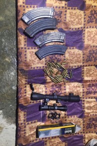 Balles, chargeurs et lunettes de sniper retrouvés par les troupes israéliennes pendant une opération dans le village d'Asira ash-Shamaliya, près de Naplouse, dans le nord de la Cisjordanie, le 5 juin 2017. (Crédit : unité des porte-paroles de l'armée israélienne)