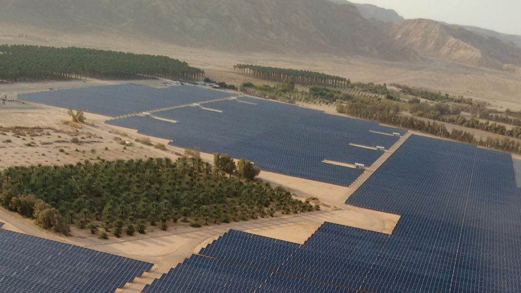 Vue aérienne d'un champ d'énergie photovoltaïque de 40 mégawatts récemment construit au Kibbutz Ketura, et qui fournit un tiers de la consommation quotidienne d'électricité de la ville d'Eilat (Autorisation) 