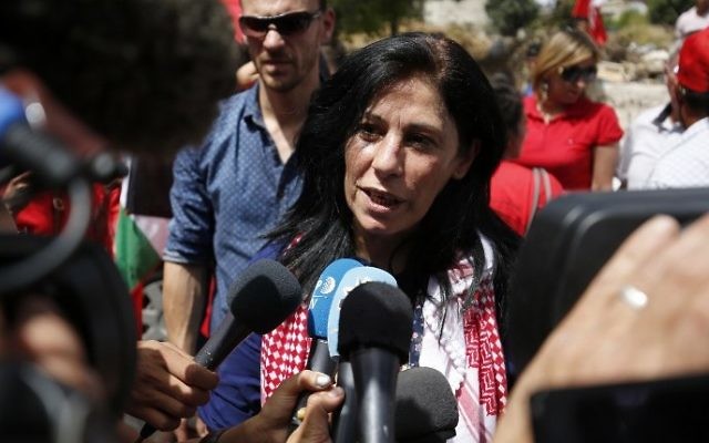 Khalida Jarrar, députée palestinienne, à Ramallah, en Cisjordanie, après sa libération d'une prison israélienne, le 3 juin 2016. (Crédit : Abbas Momani/AFP)