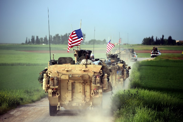 Forces américains, accompagnées des Unités de protection du peuple kurdes (YPG), près du village de Darbasiya, dans le nord de la Syrie, le 28 avril 2017. (Crédit : Delil Souleiman/AFP)
