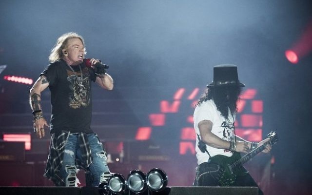 Axl Rose (à gauche), leader du groupe de rock Guns N 'Roses, avec le groupe Slash au Parken Stadium, Copenhague, Danemark, le 27 juin 2017 (Crédit : AFP / Mads Joakim Rimer Rasmussen)