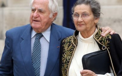 Antoine et Simone Veil, devant l'Institut de France, à Paris, le 16 juin 2011. (Crédit : Thomas Samson/AFP)
