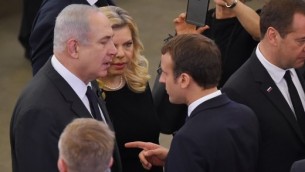 Le président français Emmanuel Macron (au milieu) avec le Premier ministre Benjamin Netanyahu (à gauche) et son épouse Sara (à gauche) au Parlement européen à Strasbourg, en France, le 1er juillet 2017 (Crédit : AFP Photo / Patrick Hertzog)