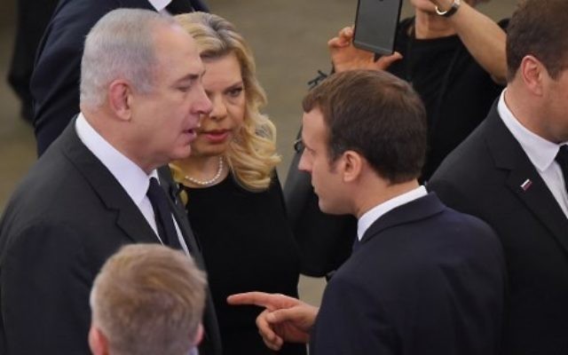 Le président français Emmanuel Macron (au milieu) avec le Premier ministre Benjamin Netanyahu (à gauche) et son épouse Sara (à gauche) au Parlement européen à Strasbourg, en France, le 1er juillet 2017 (Crédit : AFP Photo / Patrick Hertzog)